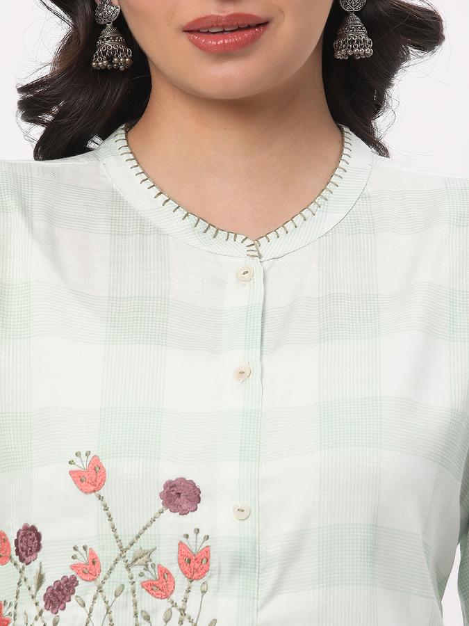 Women Polyester Blend Regular Fit Mandarin Collar Embroidered Kurta