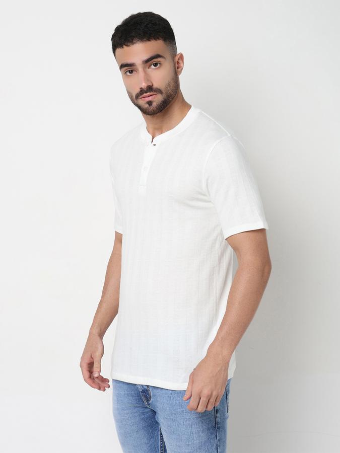 Men Textured T-Shirt image number 2