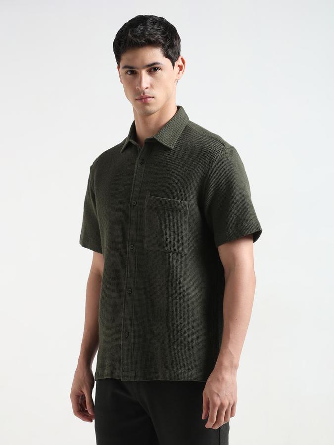Men Textured Loose Fit Shirt with Patch Pocket image number 2