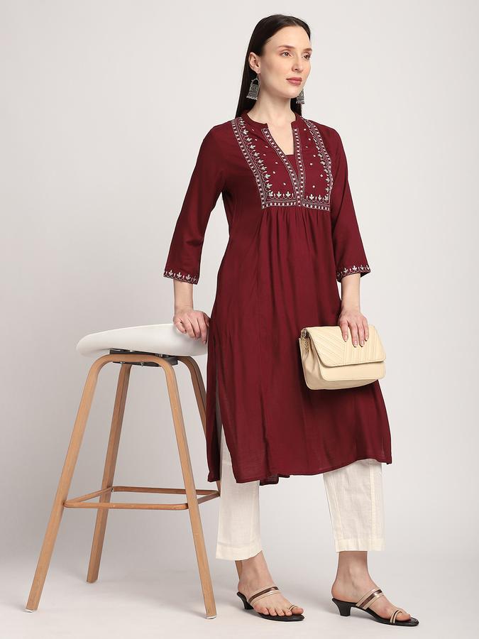 Women Viscose Regular Fit Sweetheart Neck Embroidered Kurta