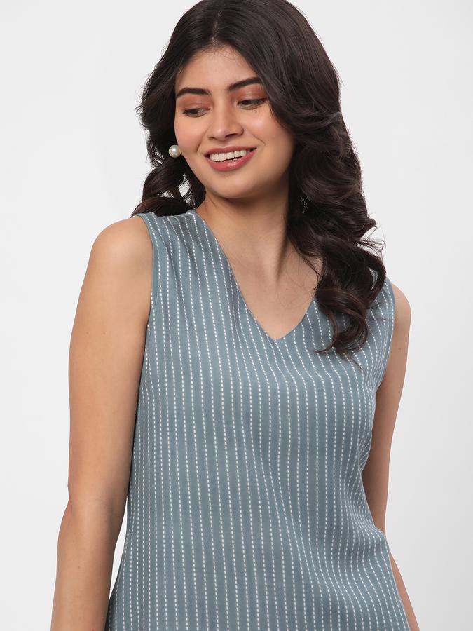 Women Rayon Regular Fit V Neck Embroidered Kurta