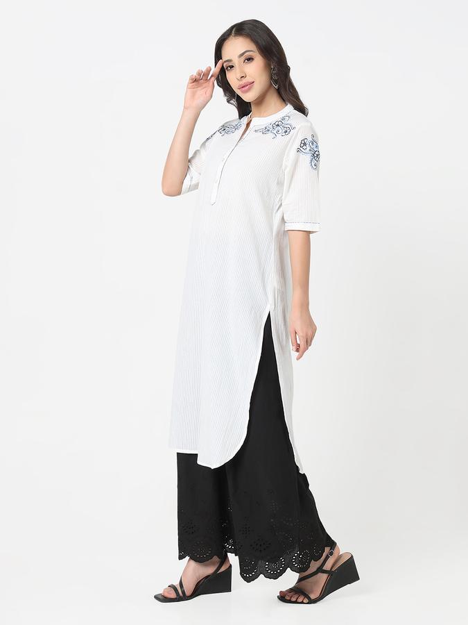 Women's regular fit embroidered mandarin collar solid kurta  image number 2