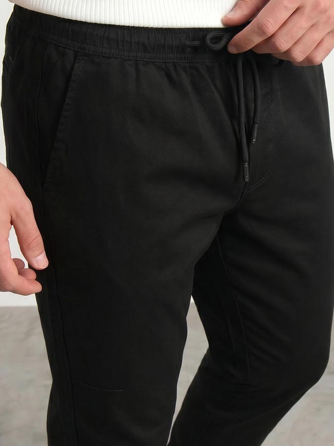 R&B Mens Black Slim Fit Solid Mid Rise Trousers