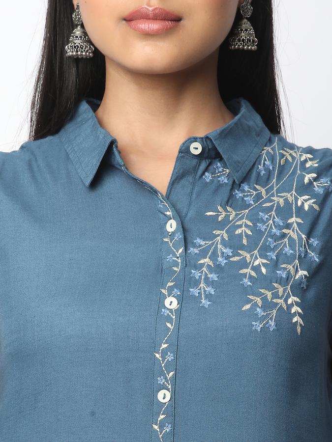 Women Embroidered Straight Kurta image number 3