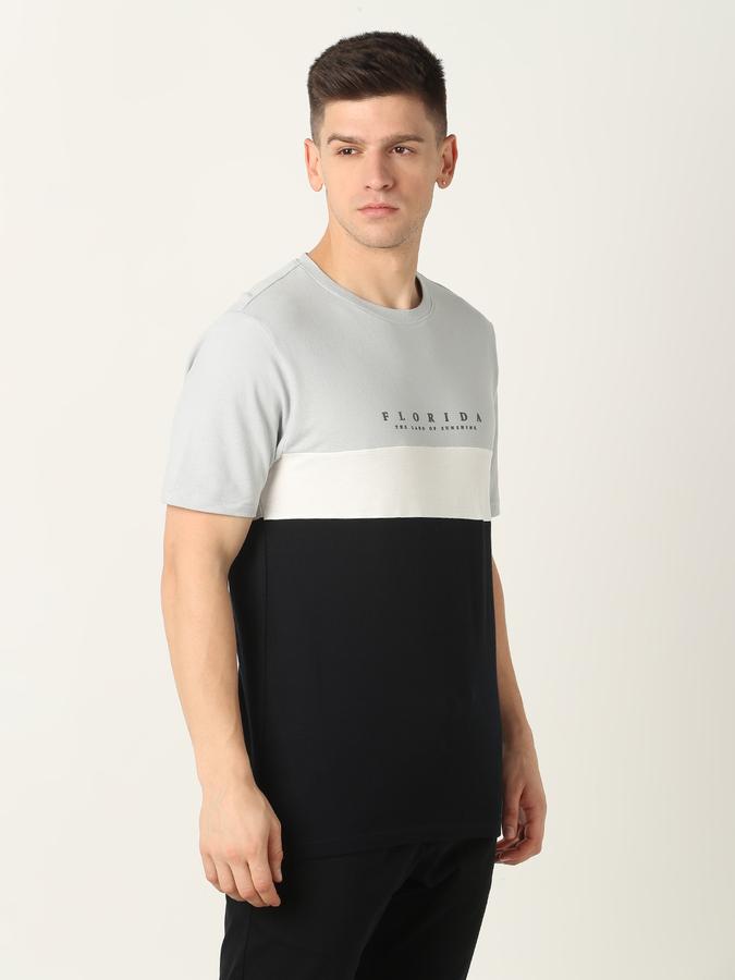 Men Printed Regular Fit Round-Neck T-Shirt image number 2
