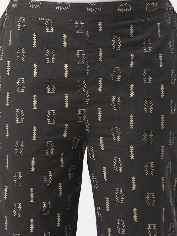 Women Solid Fashion Bottoms image number 3