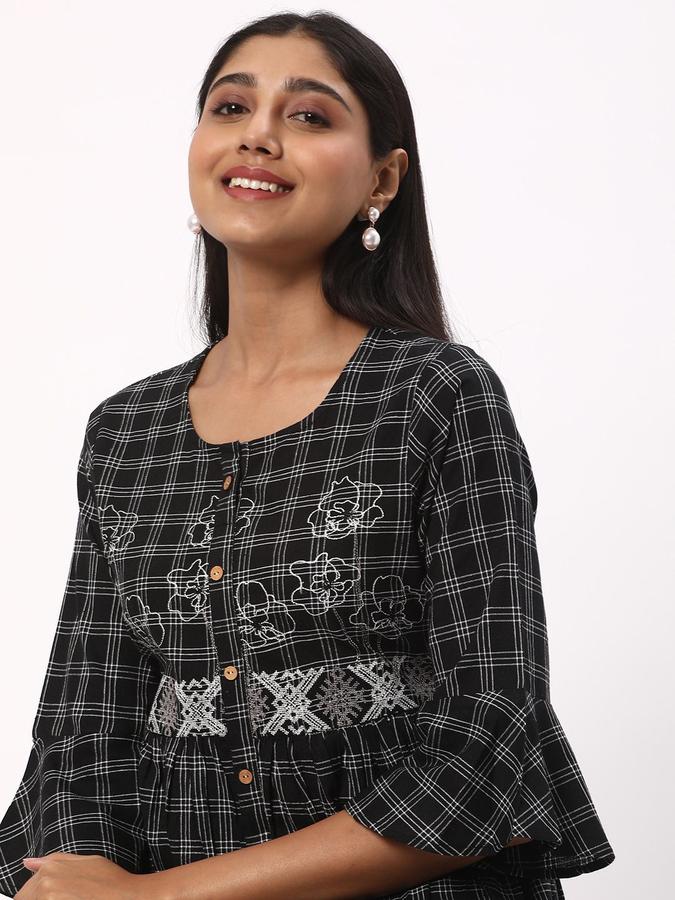 Women Cotton Regular Fit Round Neck Embroidered Kurta