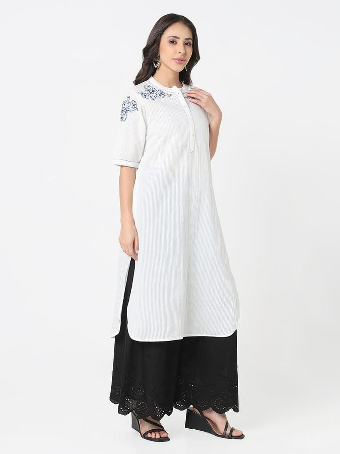 Women's regular fit embroidered mandarin collar solid kurta  image number 3
