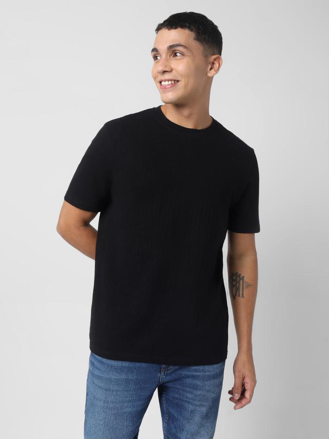 Men Regular Fit Round-Neck T-Shirt with Short Sleeves image number 0