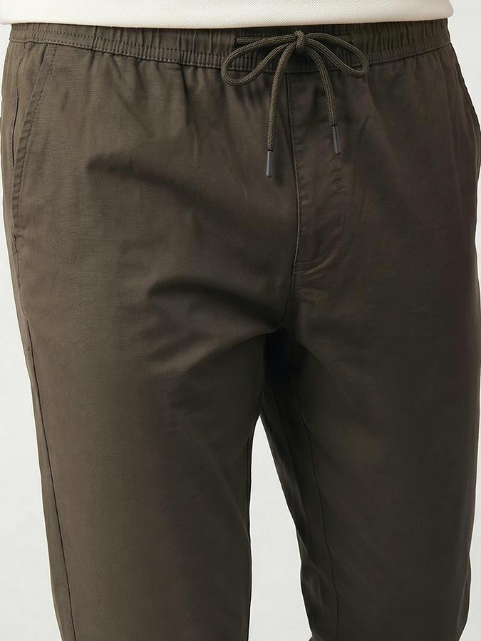 R&B Mens Green Slim Fit Solid Mid Rise Trousers