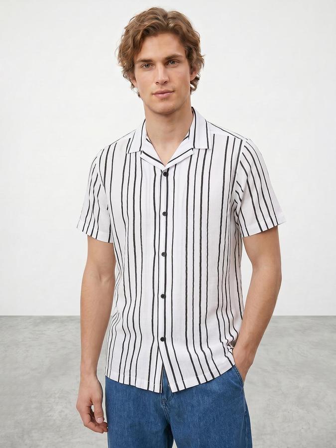 R&B Men Off White Vertical Stripes Resort Collar Short Sleeves Regular Fit Shirt