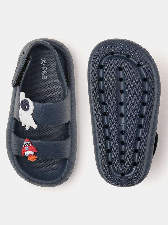 Boys Solid Flip Flops image number 3