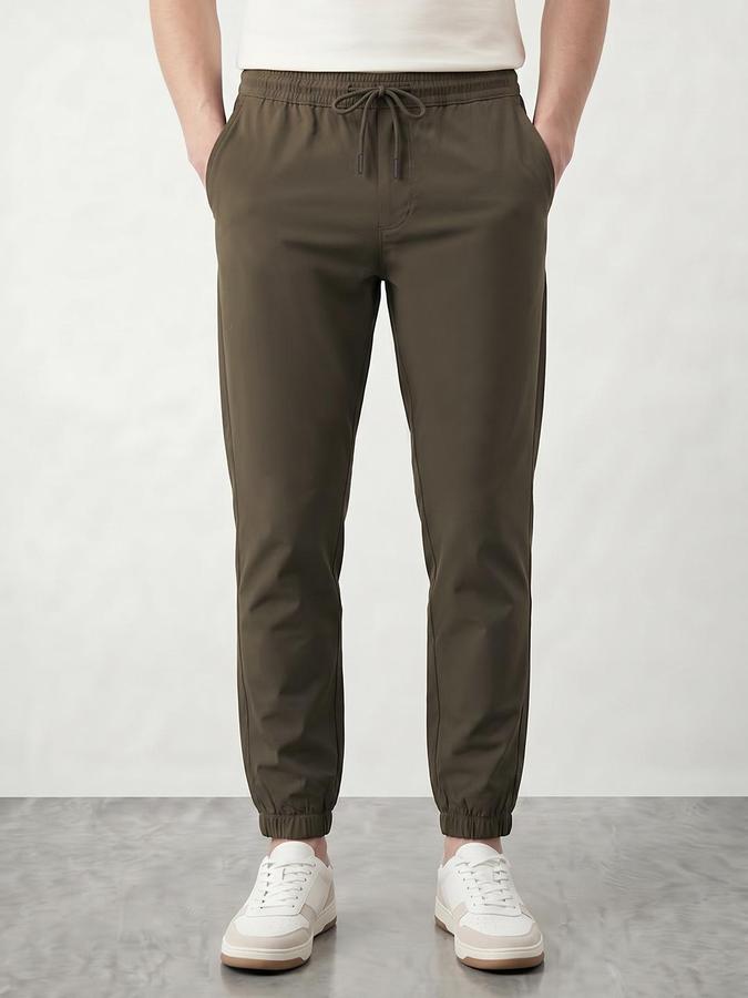 R&B Mens Green Slim Fit Solid Mid Rise Trousers
