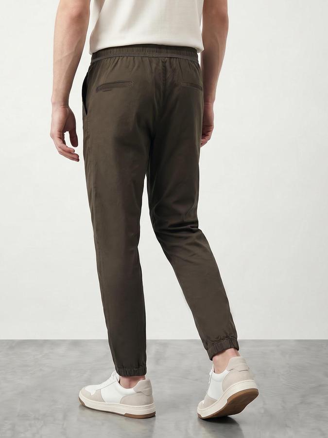 R&B Mens Green Slim Fit Solid Mid Rise Trousers