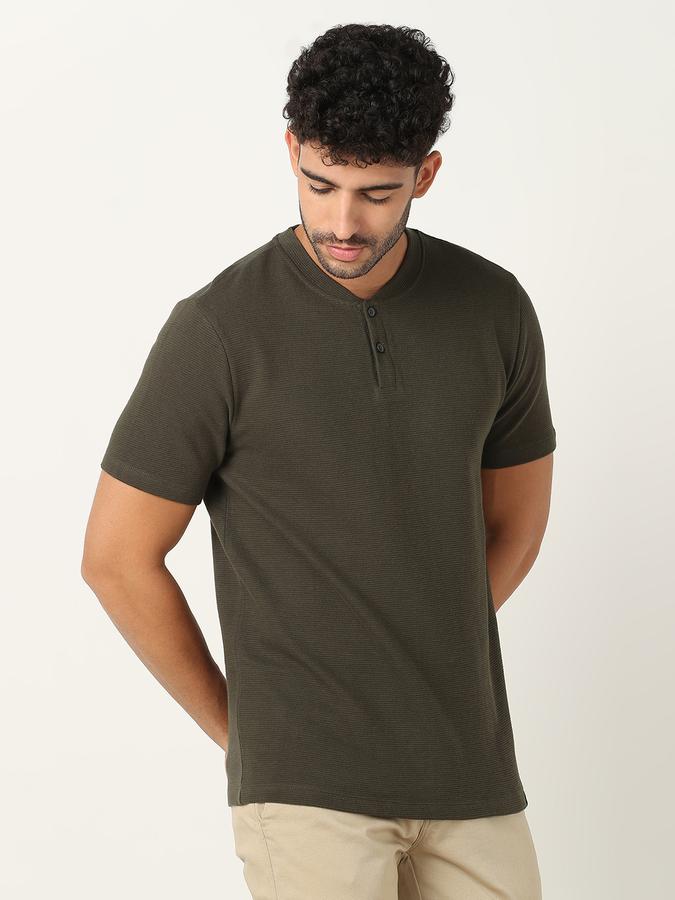 Men Solid Regular Fit T-shirt image number 2