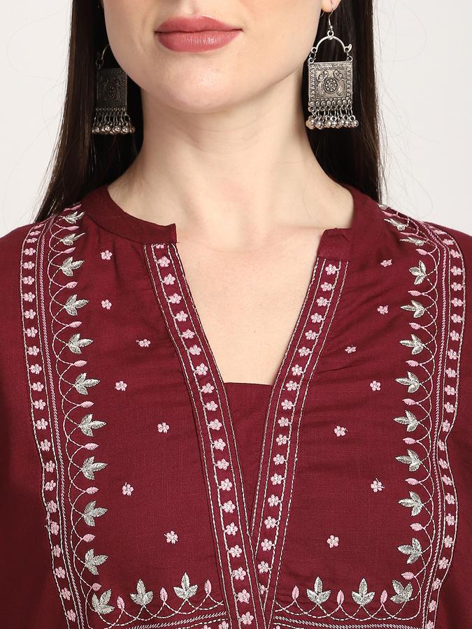 Women Viscose Regular Fit Sweetheart Neck Embroidered Kurta