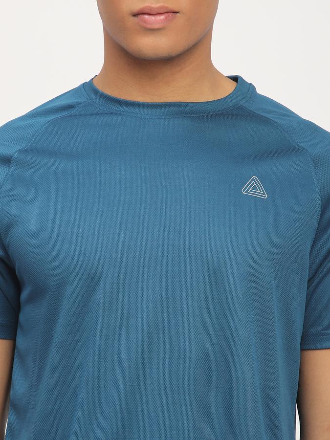Solid Men Round Neck T-Shirt image number 3