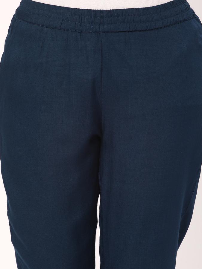 Women Slim Fit Pants image number 3
