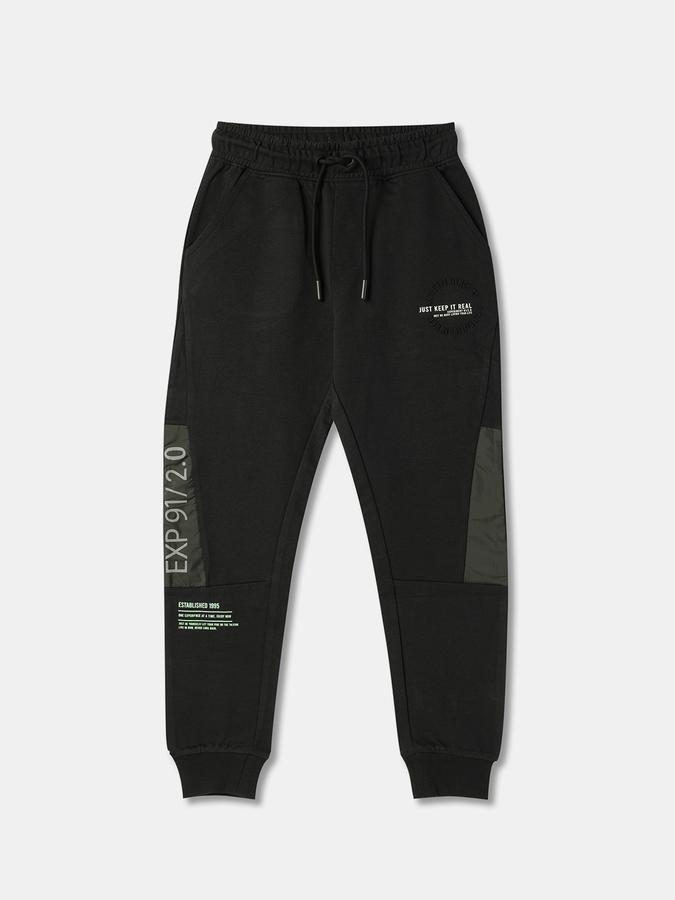 Boys Graphic Print T-shirt with Joggers Fashion Set