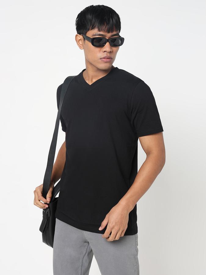 Solid Men Round Neck T-Shirt image number 0