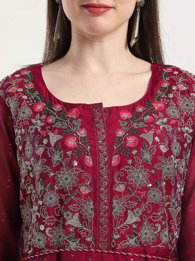 Women Viscose Blend Regular Fit U Neck Embroidered Kurta