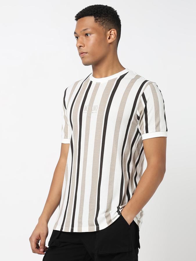 Men T-Shirt with Round Neck image number 2