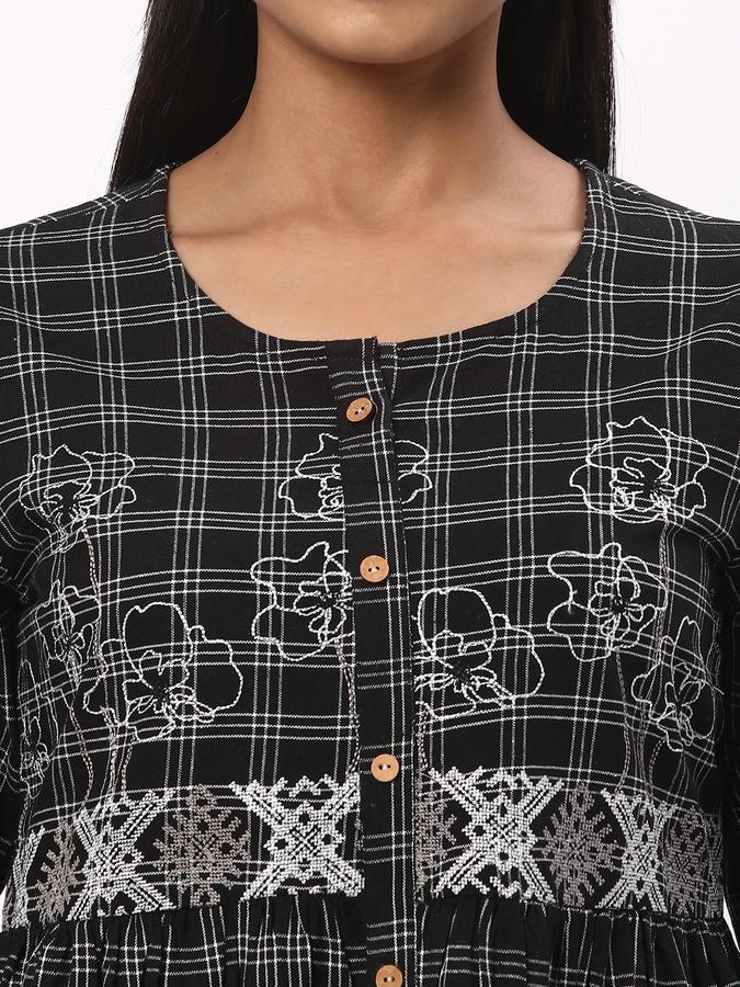 Women Cotton Regular Fit Round Neck Embroidered Kurta
