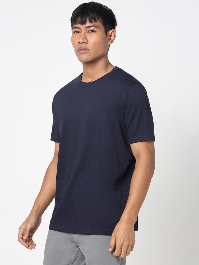 Solid Men Round Neck T-Shirt image number 2