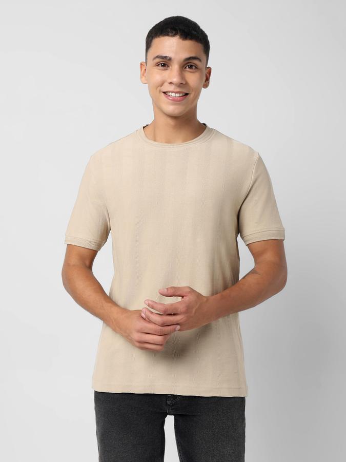 Men Regular Fit Round-Neck T-Shirt with Short Sleeves image number 0