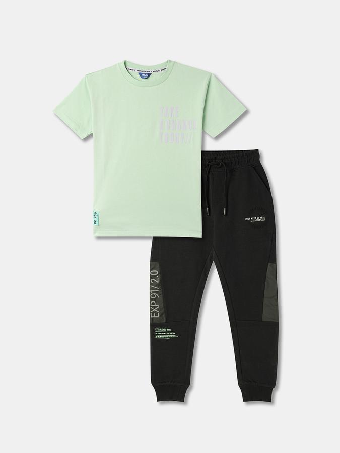Boys Graphic Print T-shirt with Joggers Fashion Set