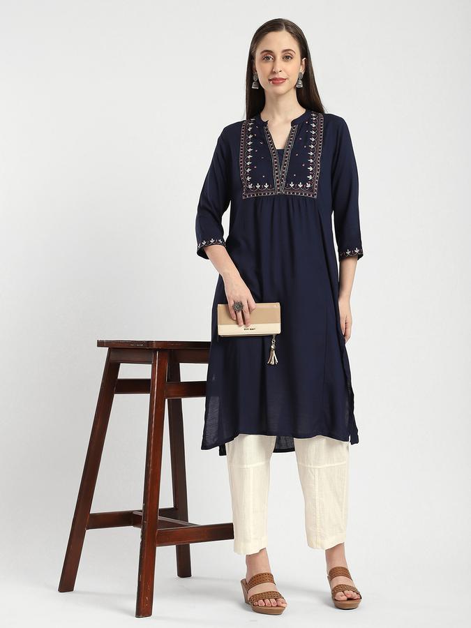 Women Viscose Regular Fit Sweetheart Neck Embroidered Kurta