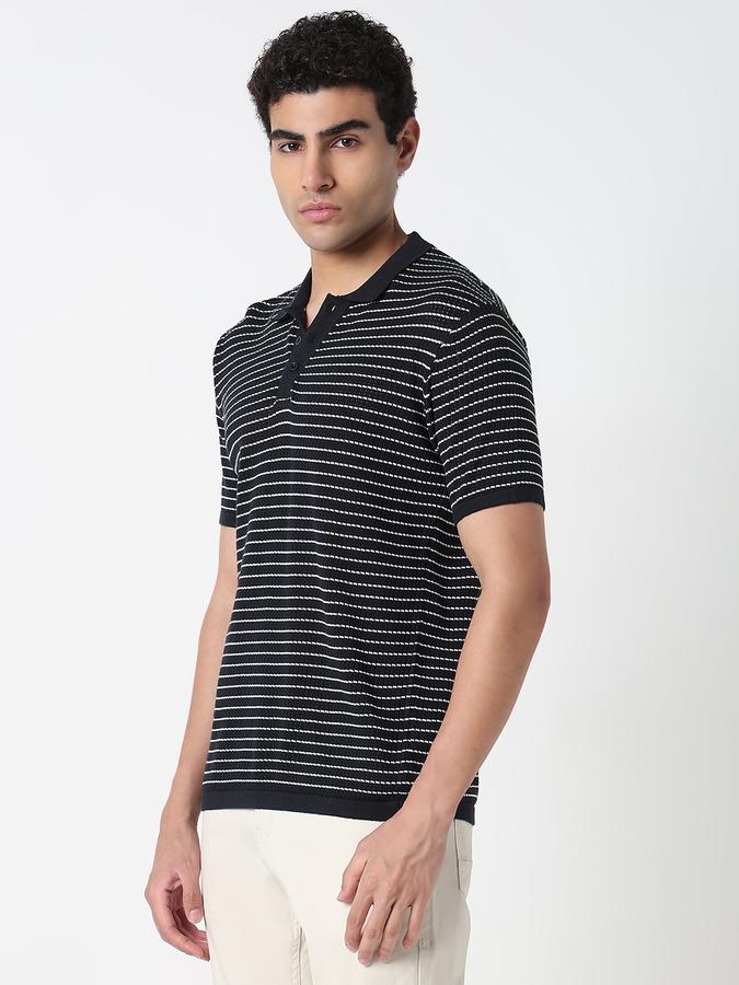Striped Men Round Neck T-Shirt image number 2