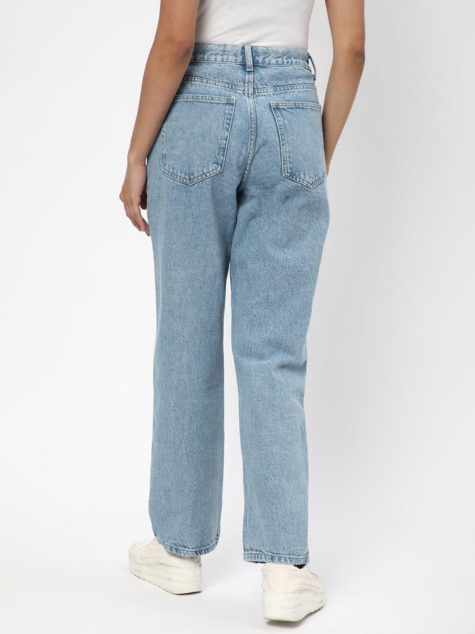 Women Lightly Washed Relaxed Fit Jeans image number 2