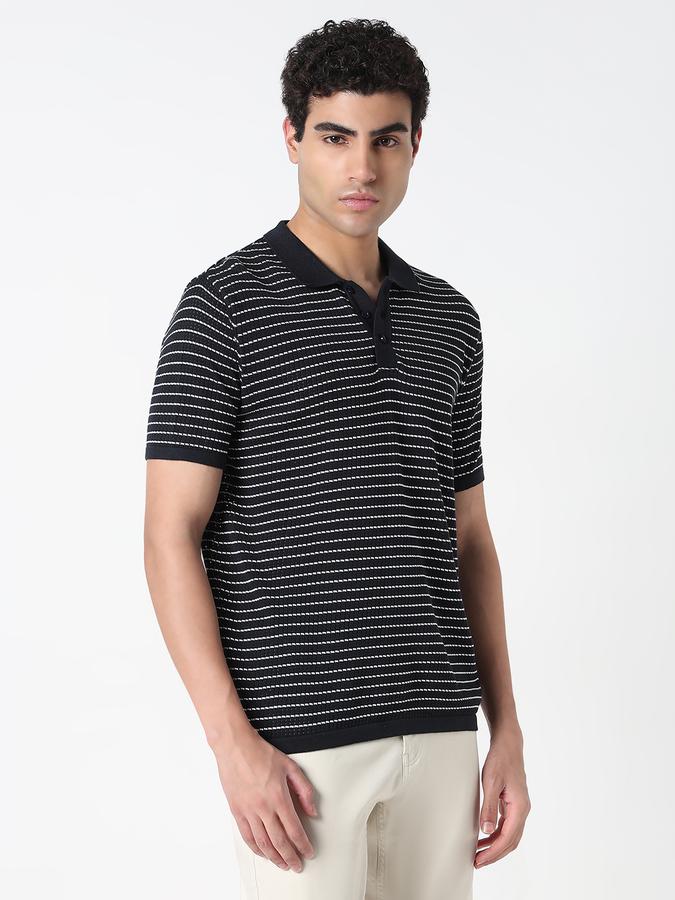 Striped Men Round Neck T-Shirt image number 3