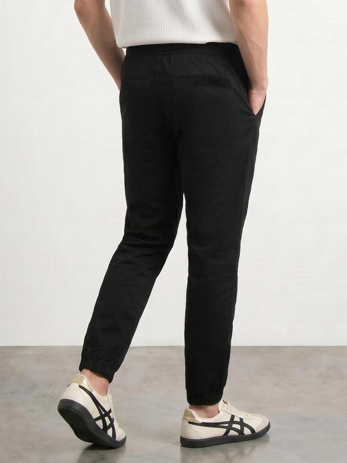 R&B Mens Black Slim Fit Solid Mid Rise Trousers