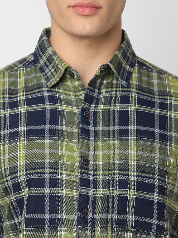 Men Checkered Casual Shirt image number 3