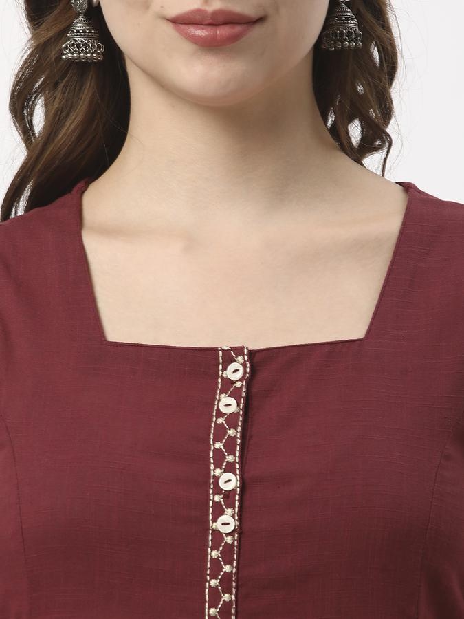 Women Embroidered Round Neck Kurtas image number 3