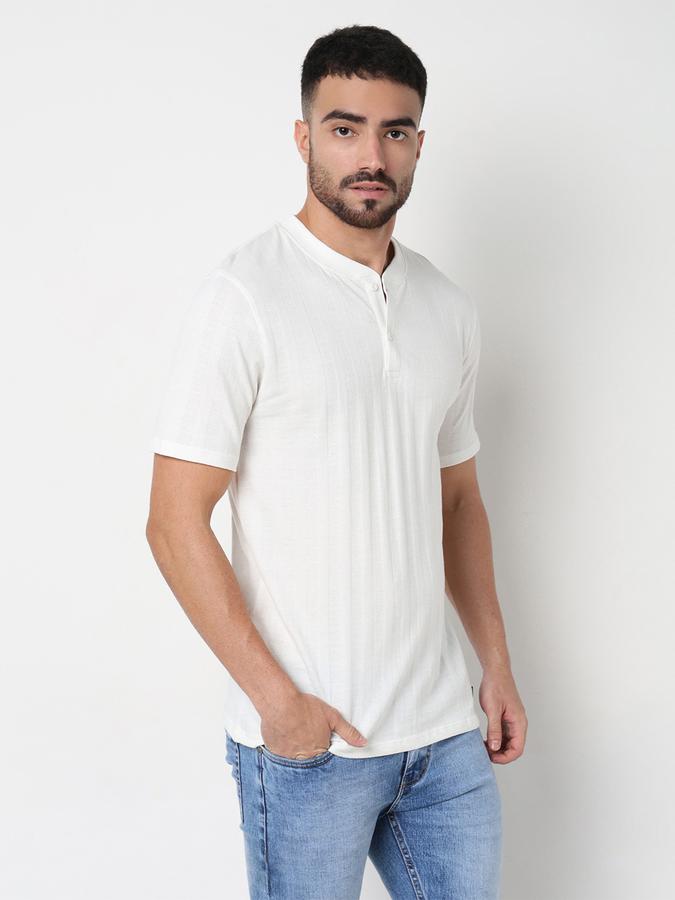 Men Textured T-Shirt image number 3