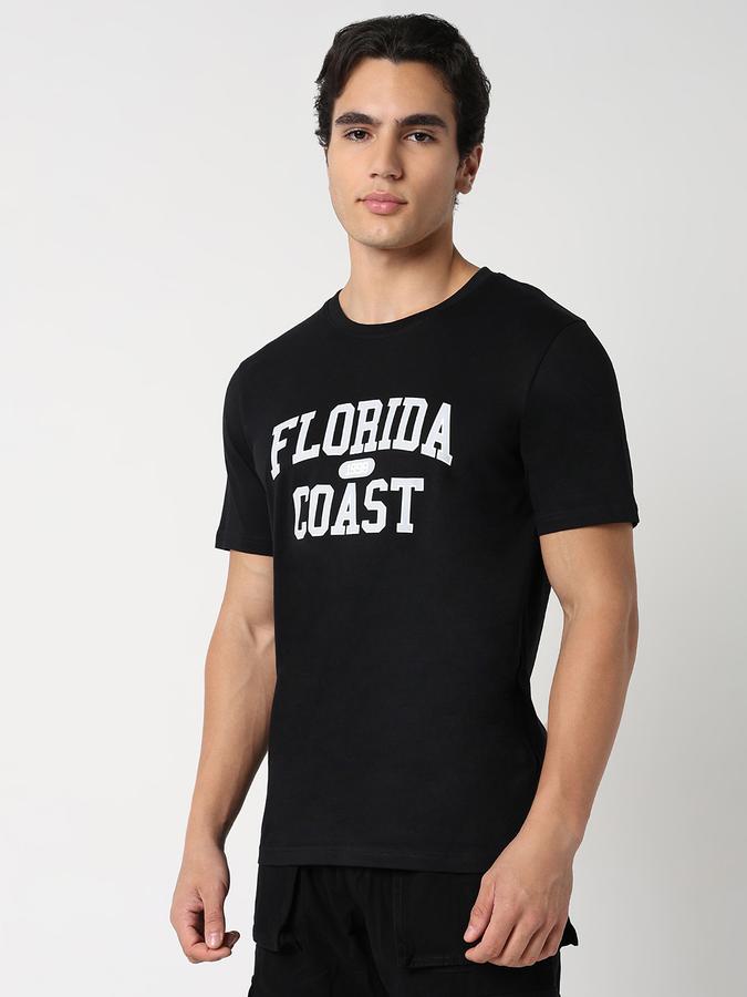 Solid Men Round Neck T-Shirt image number 2