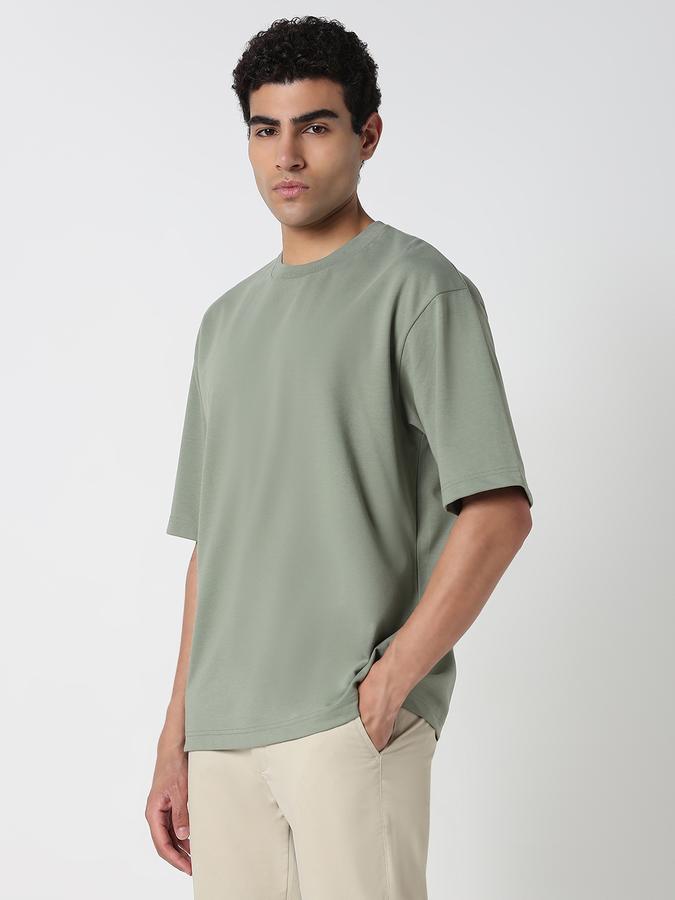 Solid Men Round Neck T-Shirt image number 2
