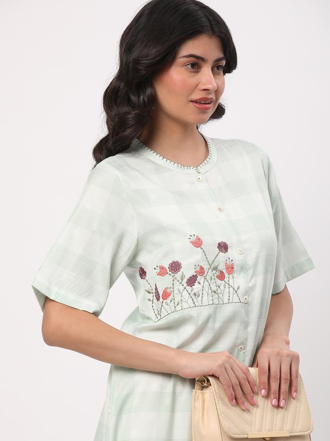 Women Polyester Blend Regular Fit Mandarin Collar Embroidered Kurta