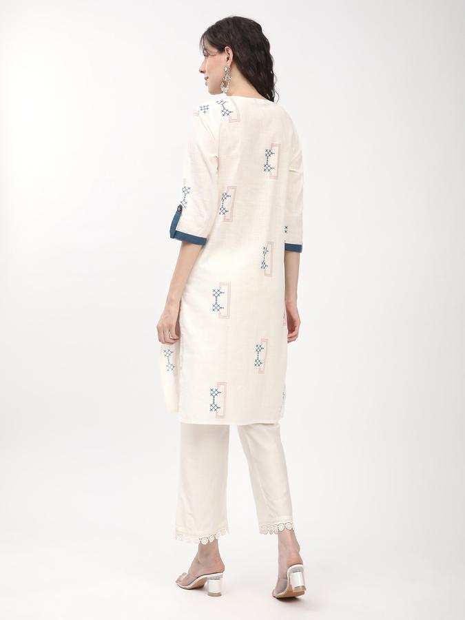 Women's regular fit casual offwhite Geometric printed boat neck kurta with 3/4h sleeves image number 2