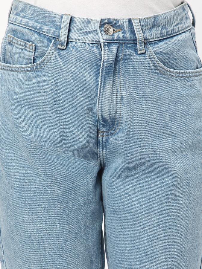 Women Lightly Washed Relaxed Fit Jeans image number 3