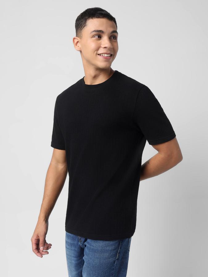 Men Regular Fit Round-Neck T-Shirt with Short Sleeves image number 2