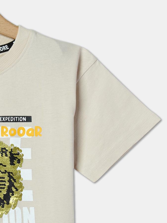 Boys Embellished Regular Fit Crew-Neck T-Shirt image number 2