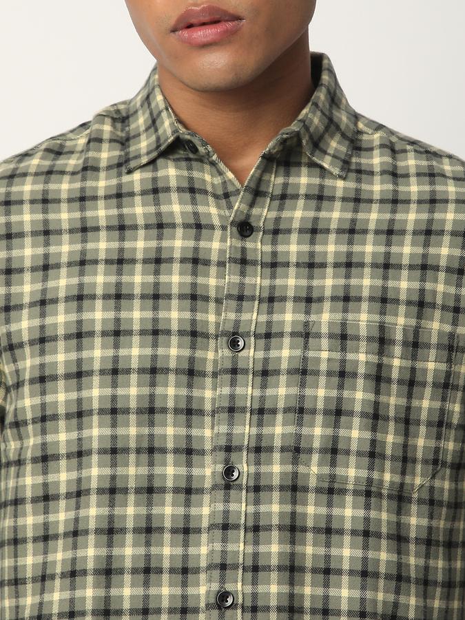 Men Checkered Casual Shirt image number 3