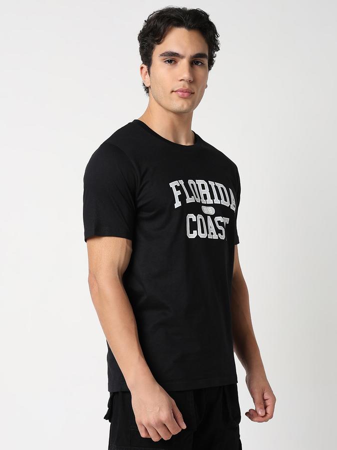Solid Men Round Neck T-Shirt image number 1