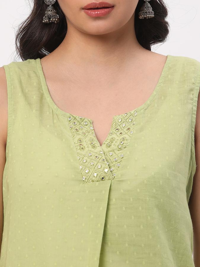 Women Yoke Embroidered Straight Kurta image number 3