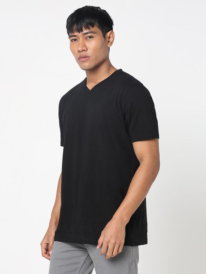 Solid Men Round Neck T-Shirt image number 2