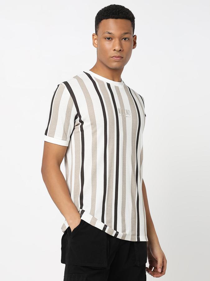Men T-Shirt with Round Neck image number 3